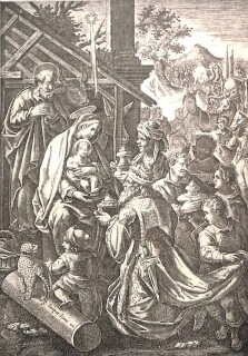 Die heiligen drei Könige in ihrer orientalischen Kleidung, ihren Geschenken in den Händen tragend, knien vor Jesus, der auf dem Schoß von Maria sitzt; hinter der Gottesmutter steht der heilige Joseph