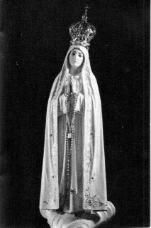 Die wunderschöne Statue der Muttergottes von Fatima, oft sind auch Tauben zu ihren Füßen zu sehen; Maria trägt eine herrliche Krone auf ihrem Haupt und in ihren gefalteten Händen ist ein langer Rosenkranz