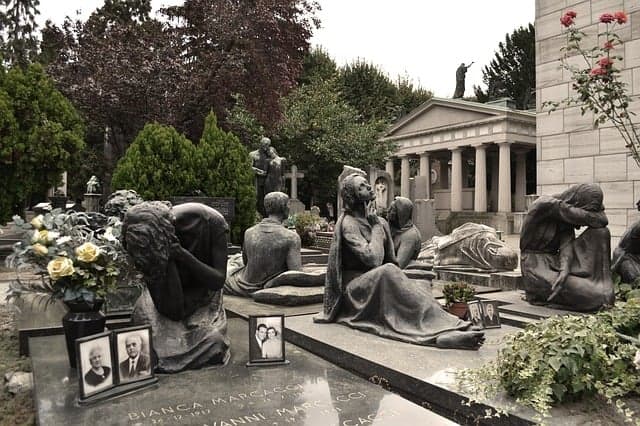 Ein Friedhof in Mailand: Skulpturen auf den Gräbern, die beten, weinen und uns einen Beweggrund geben zur Buße , solange wir noch leben