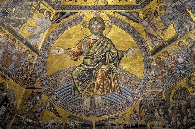 Jesus Christus der Gottmensch sitzt als Pantokrator und Weltenrichter, die ganze Schöpfung mit seinen durchbohrten Händen umfassend, in der Mitte, die Engel und Heiligen bei Ihm, die Gottlosen als Verdammte gerichtet
