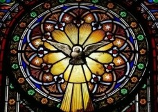 Die Träger des Lehramtes der Episkopat: Ein Glasfenster aus Montserrat, welches die Taube als heiligen Geist darstellt