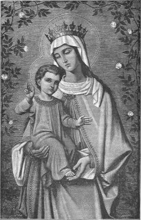 Maria als Himmelskönigin, mit einer Krone auf ihrem Haupt; Jesus sitzt auf ihrem Arm, die rechte Hand zum Segen erhoben; beide sind umrahmt von Rosen