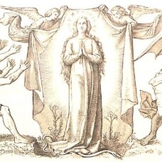Die Gottesmutter Maria, steht mit gefalteten Händen und mit einem Fuß auf der Schlange