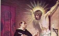 Thomas von Aquin schaut auf den gekreuzigten Jesus mit der Dornenkrone auf seinem Haupt