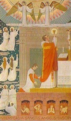 Die beste Stunde des Tages ist die heilige Messe; der Priester steht am Altar und hält nach der heiligen Wandlung den konsekrierten Kelch hoch.