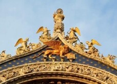 Markus-Basilika: Man sieht den heiligen Markus auf der Spitze der Kirche, rechts und links sind Engel; vorne ist ein geflügelter Löwe zu sehen