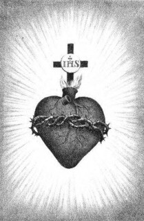 Das Bild zeigt ein echtes Herz, eine Dornenkette umrankt es, über dem Herz sieht man Flammen und ein Kreuz mit einem IHS-Schild; das Herz ist in weißem Licht eingebettet, als ob die Lichtstrahlen vom Herzen herkommen