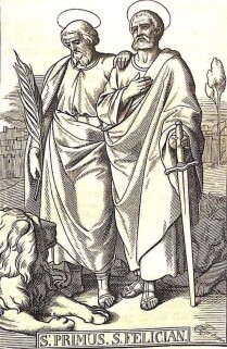 Die heiligen Märtyrer Primus und Felician stehen beisammen, der eine stützt sich auf ein Schwert, der andere hält die Siegespalme in der Hand.