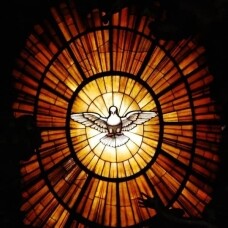 Der Heilige Geist als Taube dargestellt in einem Glasfenster einer katholischen Kirche