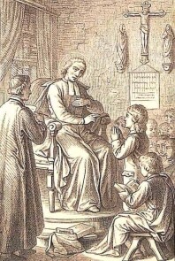 Der heilige Joseph von Calasanza sitzt etwas erhöht auf einem Stuhl, vor ihm steht ein Junge, die Hände gefaltet.