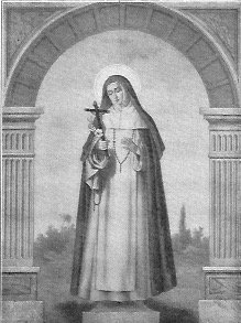 Die heilige Katharina steht unter einem antiken Torbogen auf einem Sockel.