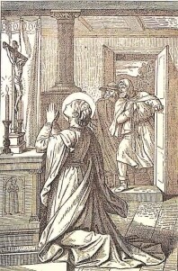 Die heilige Godoleva kniet vor ihrem Altar, auf dem das Kruzifix steht, im Hintergrund kommen durch die geöffnete Tür gedungene Mörder