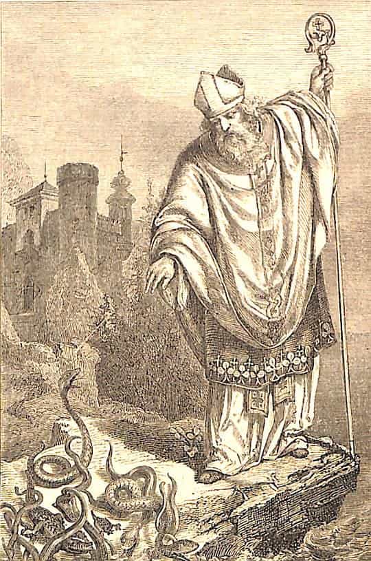 Der heilige Bischof Patrick steht am steinigen Uferrand in seiner Bischofskleidung und gebietet den Schlangen, sich zu entfernen