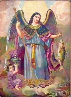 Der heilige Erzengel Raphael steht auf einer Wolke, in der rechten Hand einen Stecken, in der linken einen Fisch.