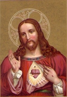 Christus mit rotem Gewand, den Wundmalen an den Händen, zeigt unter dem GEwand sein dornenumranktes Herz, das Strahlen aussendet