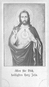 Jesus in Seinem Gewand, die Hände mit den Wundmalen, zeigt sein heiligstes Herz, umrankt mit Dornen