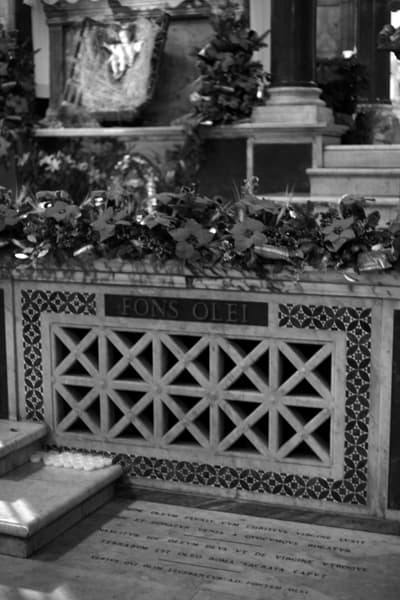 Der Ölstrom von Trastevere: geschmückt am Altar in der Kirche 'Maria in Trastevere'