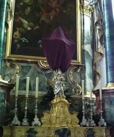 Liturgische Betrachtung über den Passionssonntag: verhülltes Kruzifix