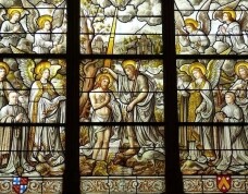 Unterricht vom Sakrament der Taufe: Ein Glasfenster: Jesus wird von Johannes dem Täufer getauft