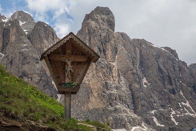 Ein Wegkreuz vor dem Hintergrund steiler Berge