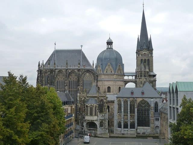 Der Dom oder Münster in Aachen, von dem seligen Kaiser Karl erbaut