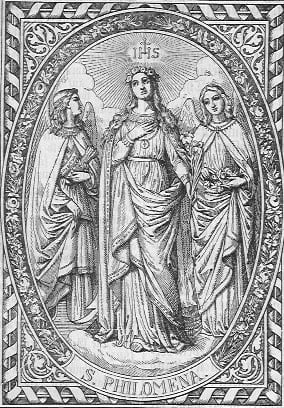 Die heilige Jungrau und Märtyrerin Philomena steht, geschmückt mit einem Rosenkranz auf dem Haupt, einem Kreuz auf der Brust, in der Mitte des Bildes.
