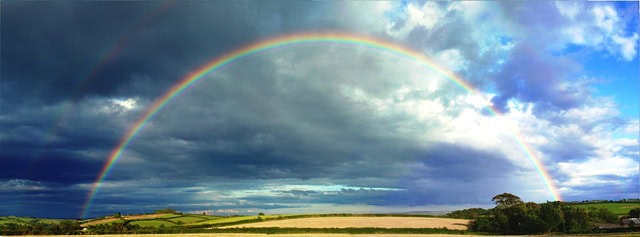 Der Regenbogen stellt den Rosenkranz dar: Der Regenbogen umspannt die gesamte Region