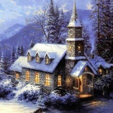 Weihnachten im Schnee: Die Kapelle beleuchtet, ein Schlitten mit einem Pferd davor kommt gerade an