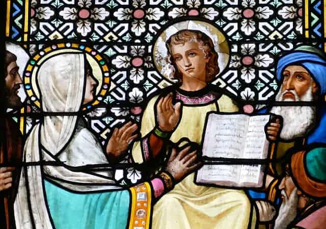 Der zwölfjährige Jesus Christus sitzt im Tempel in Jerusalem, hält die heilige Schrift in der Hand.