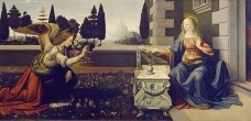 Maria, die zukünftige Mutter Gottes, sitzt auf der rechten Seite am Eingang des Hauses vor einem Lesetisch und schaut auf den Engel Gabriel, der links kniet und sie begrüßt mit einem Segenszeichen; er verkündet ihr den Ratschluss Gottes