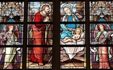 Ein Glasfenster mit Jesus, Maria und Joseph